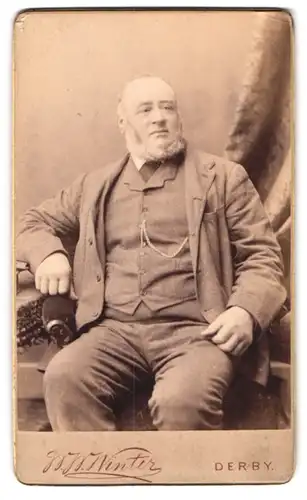 Fotografie W. W. Winter, Derby, Portrait älterer Herr im Anzug mit Backenbart