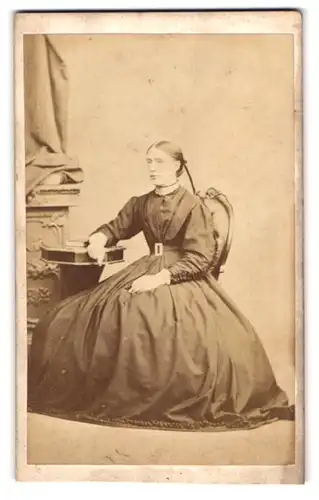 Fotografie unbekannter Fotograf und Ort, Portrait junge Frau im reifrock Kleid mit Halsband