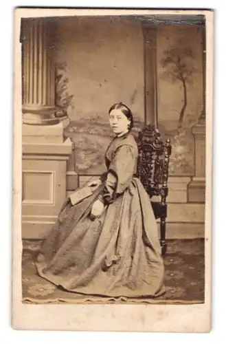 Fotografie unbekannter Fotograf und Ort, Portrait junge Frau im Biedermeierkleid mit Buch in der Hand