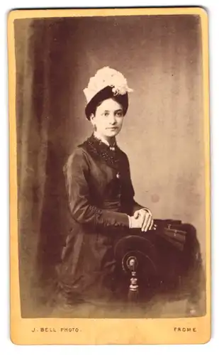 Fotografie J. Bell, Frome, Catherine Street, Portrait junge Dame im Biedermeierkleid mit Federhut