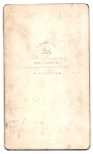 Fotografie John Lancaster, Birkenhead, Grosvenor Street, Portrait Dame im Biedermeierkleid mit Hochsteckfrisur