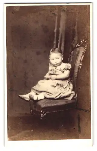 Fotografie R. F. Barnes, New Cross, Upper Lewisham Road, Portrait kleines Mädchen im karierten Kleid sitzend auf Stuhl