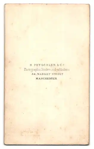 Fotografie H. Petschler & Co., Manchester, 84 Market St., Portrait Herr im Anzug mit karierter Hose und Weste