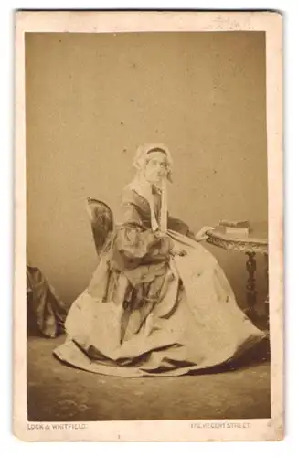 Fotografie Lock & Whitfield, London, Regent Street 178, Portrait ältere Dame im reifrock Kleid mit Haube