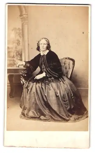 Fotografie Benj. Scott., Carlisle, 19 Cecil Street, Portrait Dame im reifrock Kleid mit Samt Bolero
