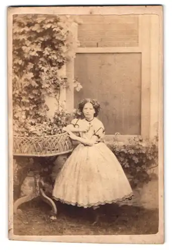 Fotografie Holborn Brothers, Bristol, 46 & 55 Park Street, Portrait junges Mädchen im weissen Kleid posiert im Garten