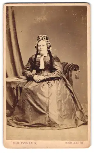 Fotografie M. Browness, Ambleside, Portrait Dame im seidenen Biedermeierkleid mit Kopfschmuck
