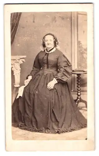 Fotografie unbekannter Fotograf und Ort, Portrait ältere Dame im dunklen Korsett Kleid mit Locken