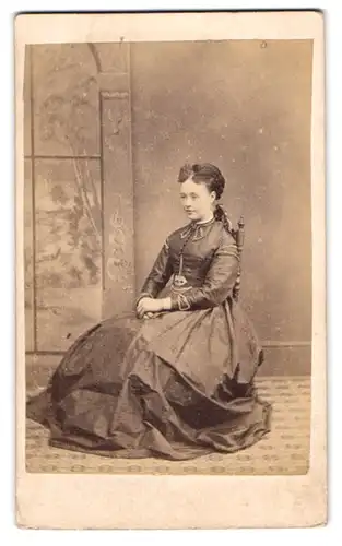 Fotografie unbekannter Fotograf und Ort, Portrait junge Frau im seidenen Biedermeierkleid mit Perlenkette