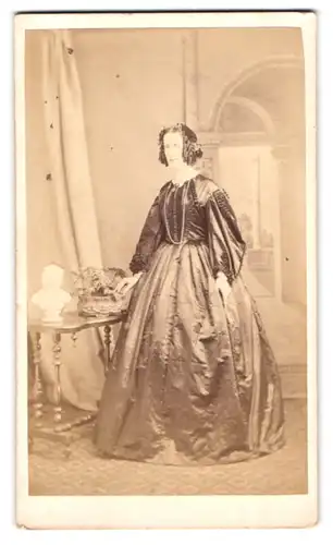 Fotografie unbekannter Fotograf und Ort, Portrait Dame im seidenen Kleid mit Locken und Puffärmeln