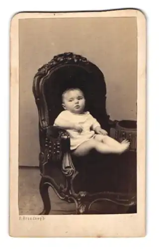 Fotografie F. Brandseph, Stuttgart, Portrait kleines Kind im weissen Leibchen auf einem Stuhl sitzend