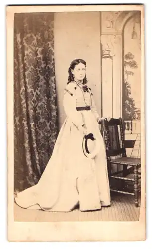 Fotografie unbekannter Fotograf und Ort, Portrait junge Dame im hellen Biedermeierkleid mit Hut in der Hand