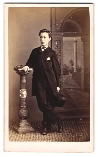 Fotografie unbekannter Fotograf und Ort, Portrait junger Knabe im feinen Anzug mit Zylinder in der Hand