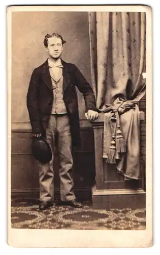 Fotografie unbekannter Fotograf und Ort, Portrait junger bürgerlicher Mann im Anzug mit Melone in der Hand