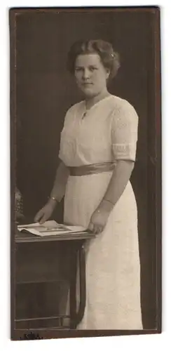 Fotografie M. Richter, Elberfeld, Herzogstr. 20, Portrait Dame im weissen Kleid mit Locken
