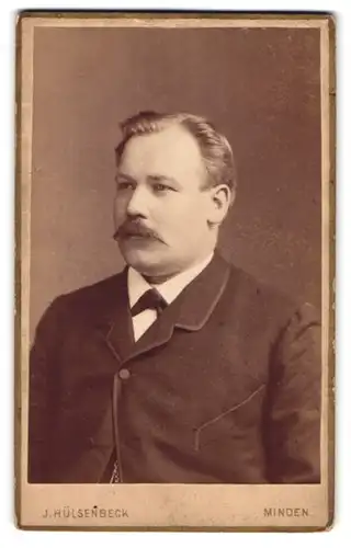 Fotografie J. Hülsenbeck, Minden, Marienwallstr., Portrait Herr im Anzug mit Fliege und Walrossbart