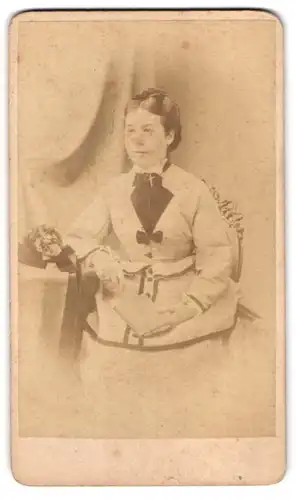 Fotografie Theodor Huth, Frankfurt a. M., Bleichstr. 66, Portrait Dame im hellen Biedermeierkleid mit Haarschleife