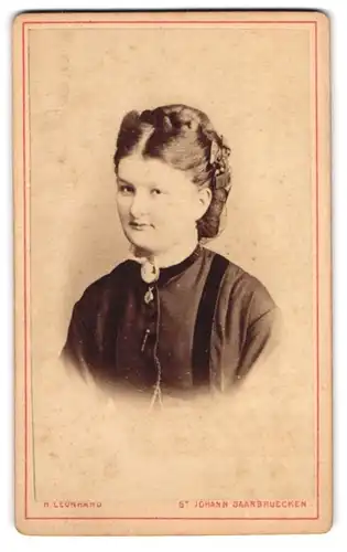 Fotografie H. Leonhardt, St. Johann, Bahnhofs-Str., Portrait junge Frau im Biedermeierkleid mit Brosche und Locken