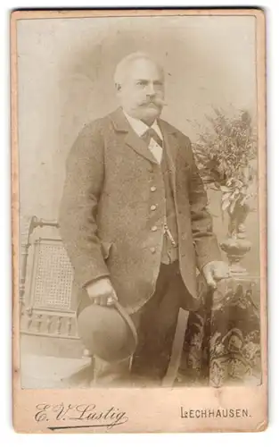 Fotografie E. V. Lustig, Lechhausen, Portrait älterer Herr im Anzug mit Fliege und Melone, Moustache