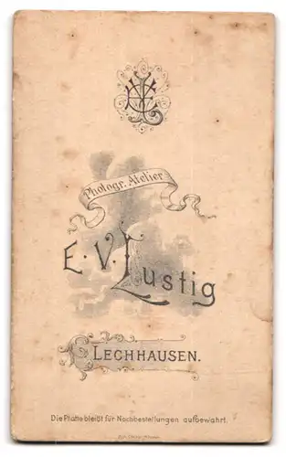 Fotografie E. V. Lustig, Lechhausen, Portrait älterer Herr im Anzug mit Fliege und Melone, Moustache