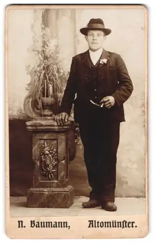 Fotografie N. Baumann, Altomünster, Portrait Herr im Anzug mit Hut und Zigarre