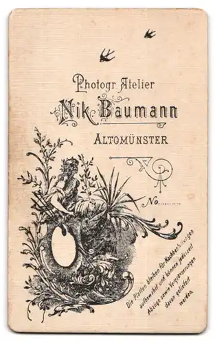 Fotografie N. Baumann, Altomünster, Portrait Herr im Anzug mit Hut und Zigarre