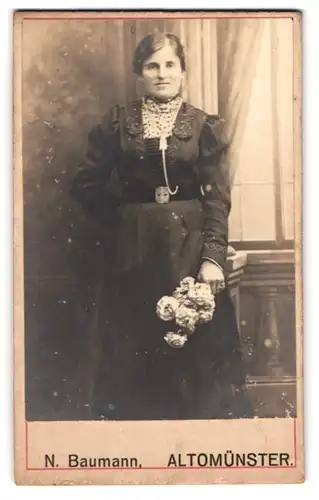 Fotografie N. Baumann, Altomünster, Portrait Frau im Biedermeierkleid mit Halskette