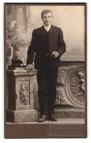 Fotografie N. Baumann, Altomünster, Portrait junger Mann im dunklen Anzug mit Porkpie Hut