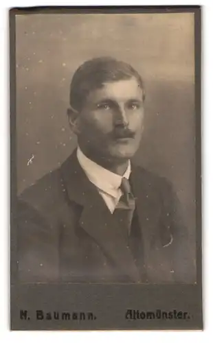 Fotografie N. Baumann, Altomünster, Portrait Herr im Anzug mit Moustache udn Krawatte