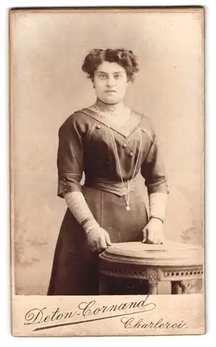 Fotografie Deton-Cornand, Charleroi, Rue de la Montagne 44, Portrait junge Frau im taillierten Kleid mit Locken