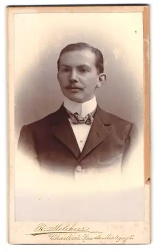 Fotografie R. Melchers, Charleroi, Rue de Montigny 6, Portrait junger Mann im feinen Anzug mit Moustache