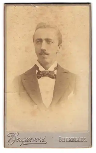 Fotografie Becquevort, Bruxelles, Ch. de Wavre 211, Portrait Herr im Anzug mit Fliege und Moustache