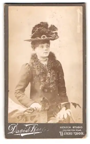 Fotografie David Reeds, Wimbledon, 170 Melton Road, Portrait junge Frau im Pelzmantel mit Federhut