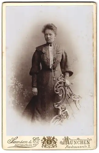 Fotografie Samson & Co., München, Neuhauserstr. 7, Portrait Dame im Biedermeierkleid mit Locken und Halskette