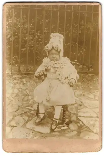 Fotografie The Photographic Tourists Association, Oundle, Jericho House, Portrait kleines Mädchen im Kleid mit Hut