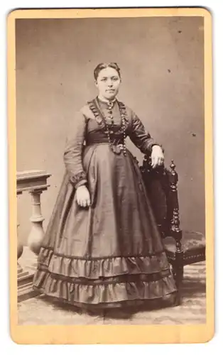 Fotografie J. Richard, Maenedorf, Portrait Dame im Biedermeierkleid mit Brosche und Perlenkette