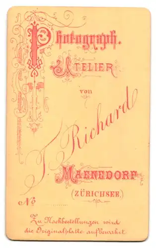 Fotografie J. Richard, Maenedorf, Portrait Dame im Biedermeierkleid mit Brosche und Perlenkette