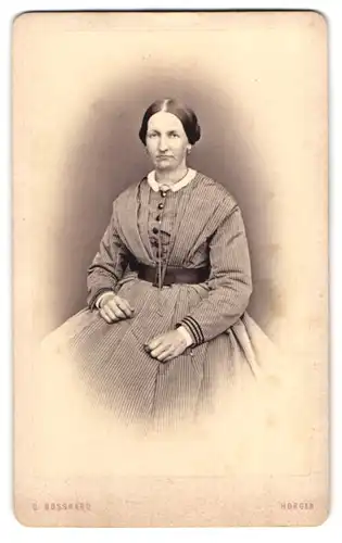 Fotografie C. Bosshard, Horgen, Portrait Dame im gestreiften Biedermeierkleid mit Spitzenkragen und Brosche