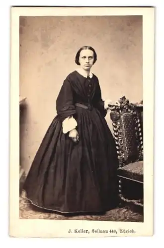 Fotografie J. Keller, Zürich, Sellnau 446, Portrait junge Frau im dunklen reifrock Kleid mit Spitzenkragen