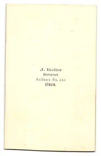 Fotografie J. Keller, Zürich, Sellnau 446, Portrait junge Frau im dunklen reifrock Kleid mit Spitzenkragen