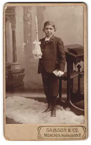 Fotografie Samson & Co., München, Neuhauserstr. 7, Portrait junger Knabe im Anzug mit Kommunionskerze