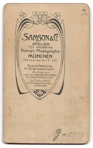 Fotografie Samson & Co., München, Neuhauserstr. 7, Portrait junger Knabe im Anzug mit Kommunionskerze