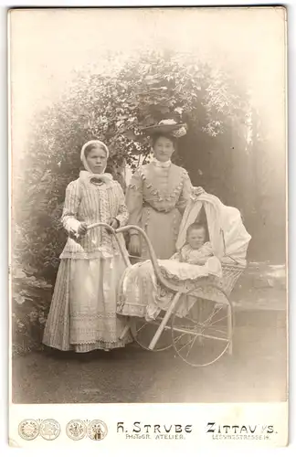 Fotografie H. Strube, Zittau i. S., Lessingstr. 14, Amme Ruth mit Mutter Heina Marquart und Kind im Kinderwagen