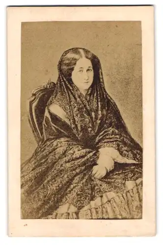 Fotografie unbekannter Fotograf und Ort, Portrait junge Frau im Kleid mit Decke als Überwurf