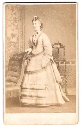 Fotografie J. Simnett, Burton-upon-Trent, 154 Station Street, Portrait Dame im hellen Biedermeierkleid mit Haarschmuck