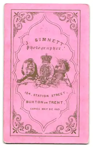 Fotografie J. Simnett, Burton-upon-Trent, 154 Station Street, Portrait Dame im hellen Biedermeierkleid mit Haarschmuck