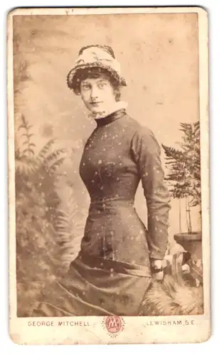 Fotografie George Mitchell, Lewisham, 133 High St., Portrait junge Dame im taillierten Kleid mit Sommerhut