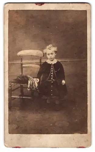 Fotografie unbekannter Fotograf und Ort, Portrait kleines Mädchen J. May im Samtkleid mit Federhut und blonden Locken