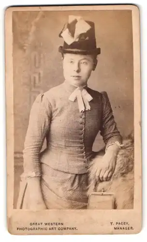 Fotografie T. Pacey, London, 22 Bishop Road, Portrait junge Dame im Biedermeierkleid mit hohen Hut