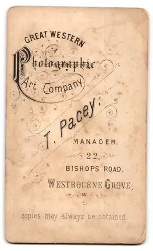 Fotografie T. Pacey, London, 22 Bishop Road, Portrait junge Dame im Biedermeierkleid mit hohen Hut